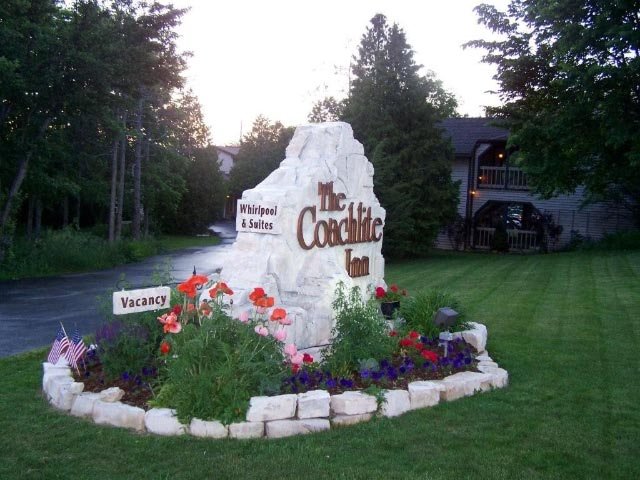 sign at The Coachlite Inn & Suites