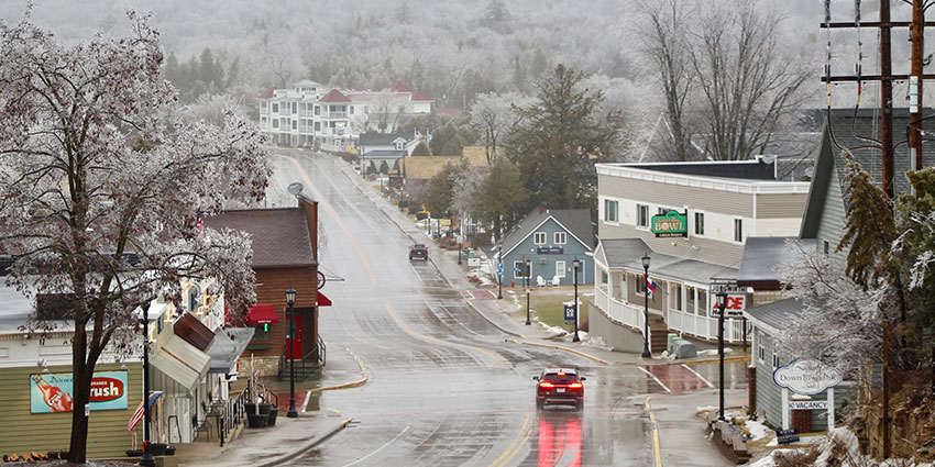 SisterBay-Website-Seasonal-Winter1-850x425_041025 Car driving in Downtown Sister Bay in the winter
