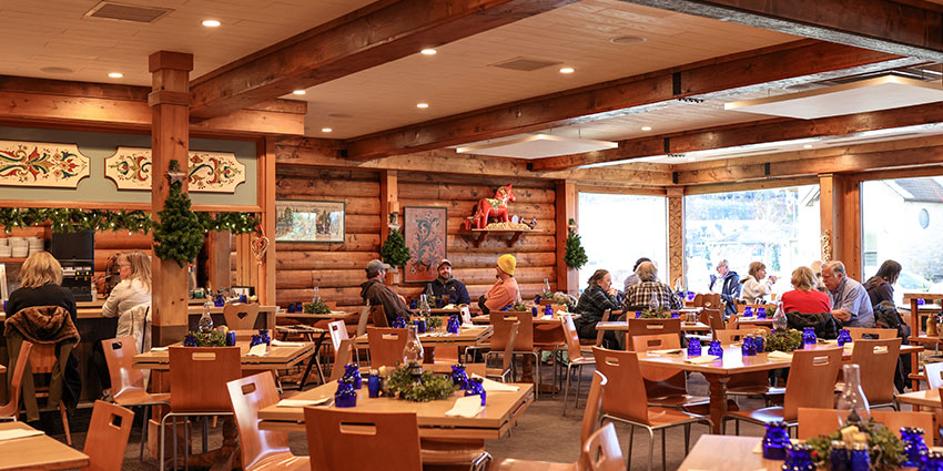 SisterBay-Website-Seasonal-Winter2-850x425_041025 People enjoying a meal inside in Sister Bay