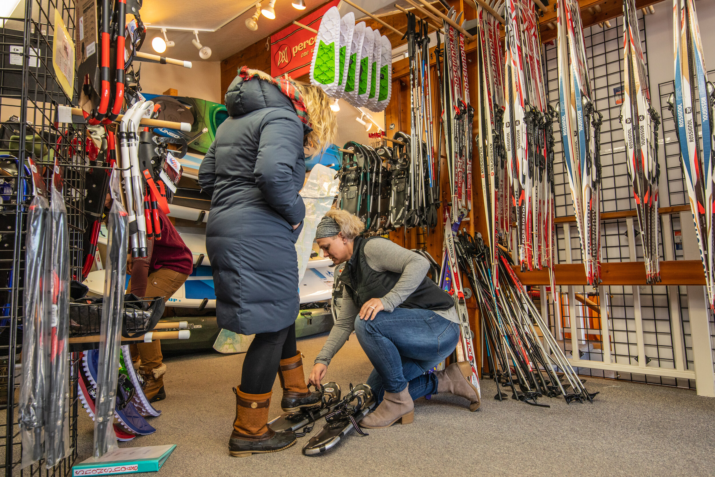 snow shoe fitting for woman