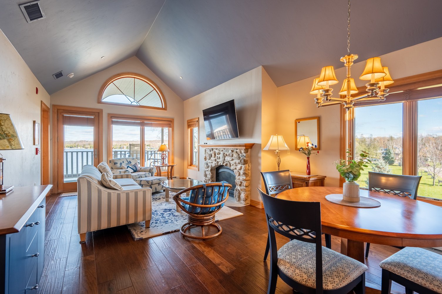 Living room in the Yacht Club in Sister Bay